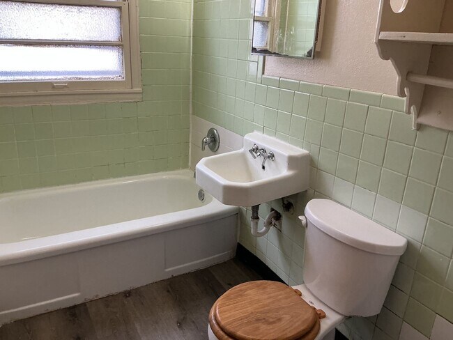 Building Photo - Comfortable 3 BR Single Family Home