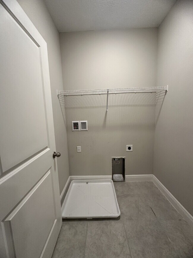 Building Photo - Stylish 3-Bedroom Townhouse with 2.5 Baths...