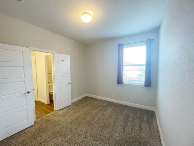 Building Photo - This stunning, 4BED/2BATH, well maintained...