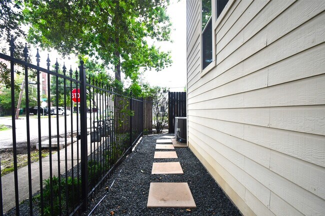 Building Photo - 1016 Studer St
