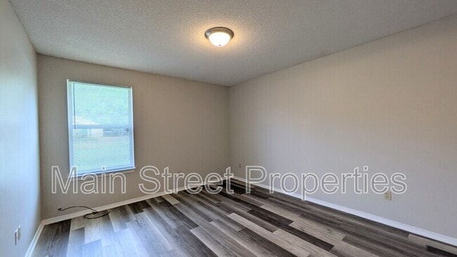 Building Photo - 424 Pine Crescent Way