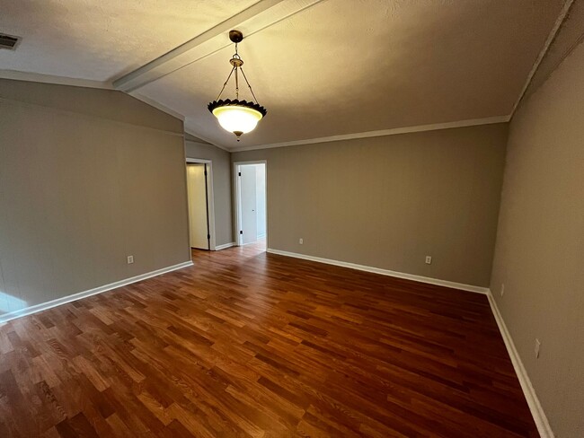 Building Photo - Cozy and Affordable!!