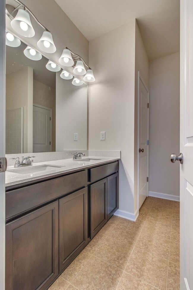 Building Photo - Beautiful 3BR/2.5BA Townhome in Columbia!