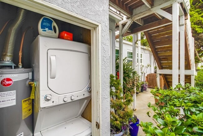 Building Photo - Price drop! Cozy Home Between Mission Beach and Mission Bay with Parking and Rooftop Deck!