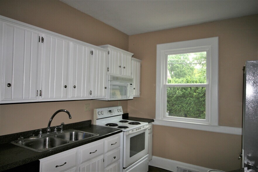 Building Photo - 636 21st St