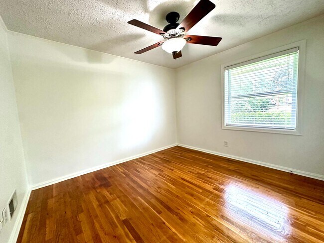 Building Photo - 533 Inwood Dr