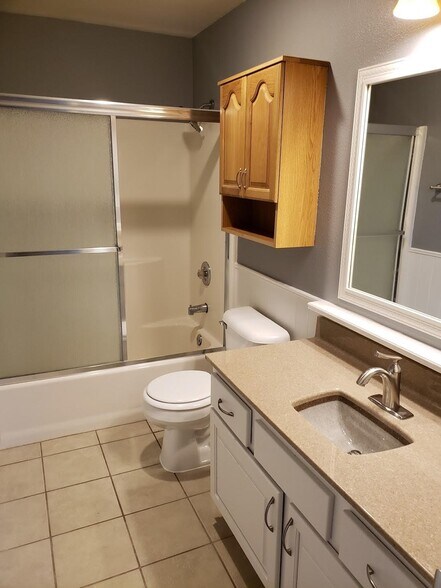 Upstairs bathroom - 770 Hyacinth St