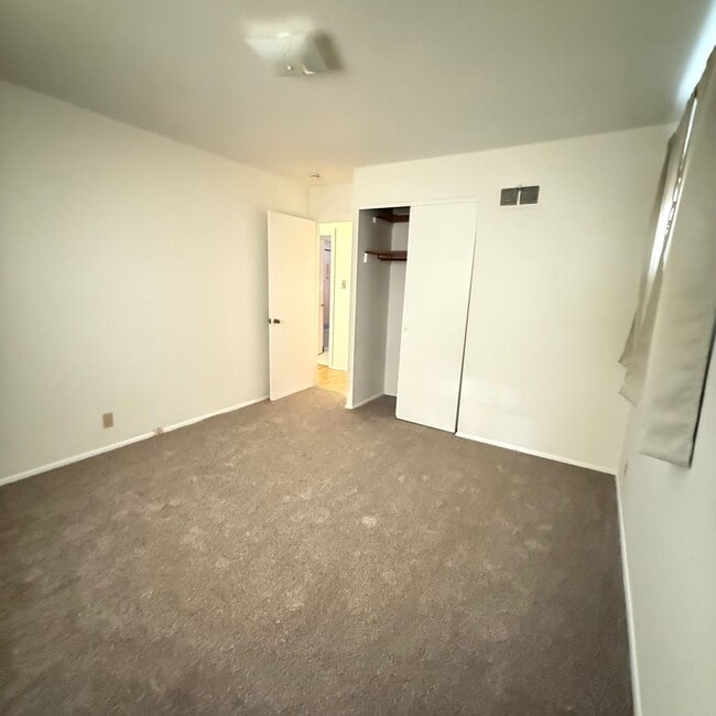 Building Photo - 3 Bedroom 2 BathHome