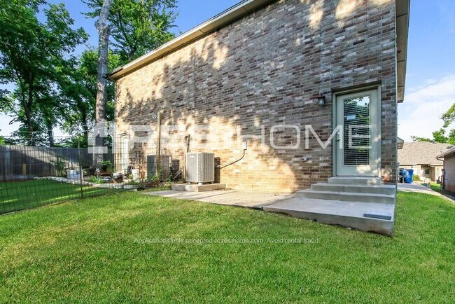 Building Photo - 421 Windhill Ave