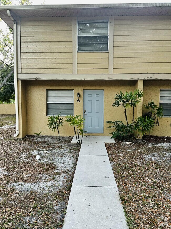 Building Photo - 2019 Oleander Blvd