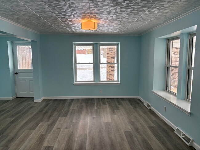 Building Photo - 1 Floor Living on 1/2 Acre, 4 Bedrooms/1 Bath, Garage-Dallastown SD