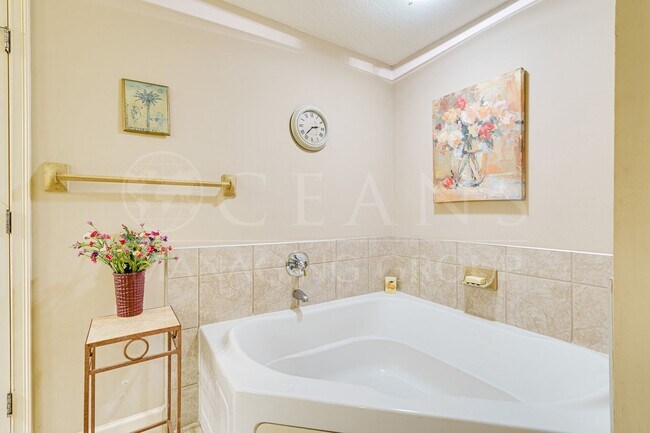 Building Photo - Furnished Condo in Daytona Beach Shores