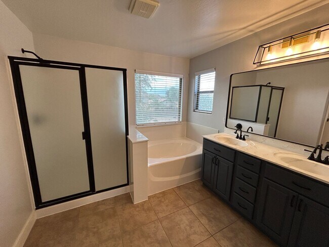 Building Photo - 15439 W Poinsettia Dr