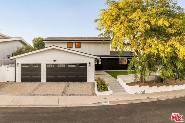 Building Photo - 15655 Castlewoods Dr