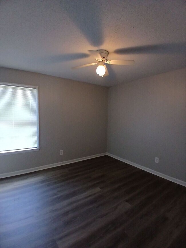 Building Photo - Discover this move-in ready 3-bedroom, 1.5...