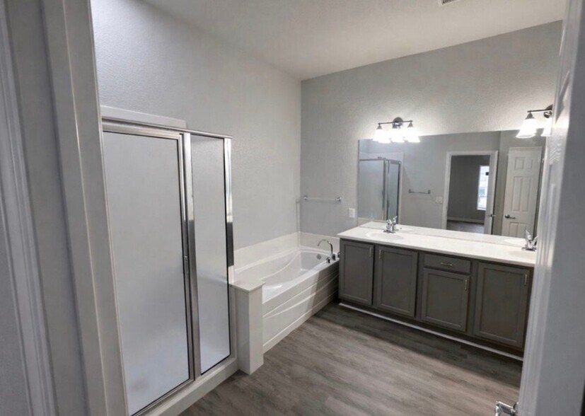 Building Photo - 5651 SW 40th Pl