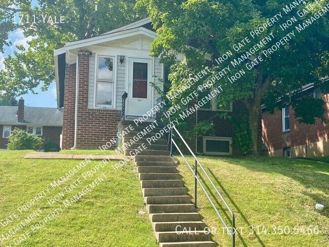 Building Photo - 1711 Yale-