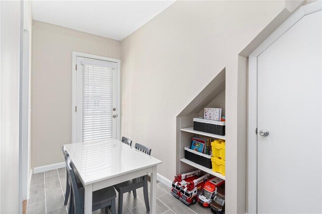 Building Photo - 845 Main St