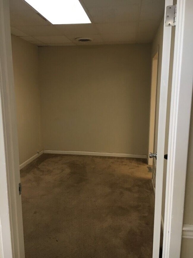 Building Photo - TV23 3br/1.5 bath utilities included (you ...