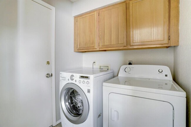 Building Photo - 911 Isernia Dr