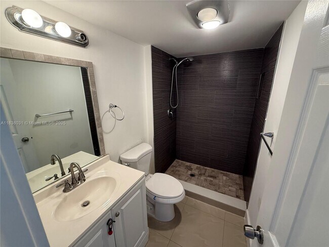 Building Photo - 3475 N Country Club Dr