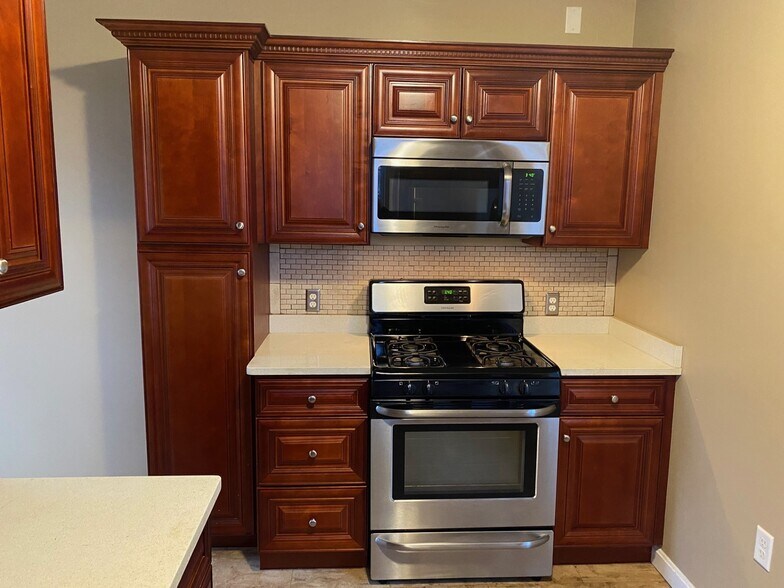 Primary Photo - 17 Whitman Ave