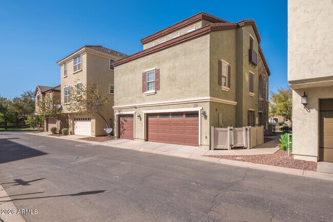 Building Photo - 1664 E Bridgeport Pkwy