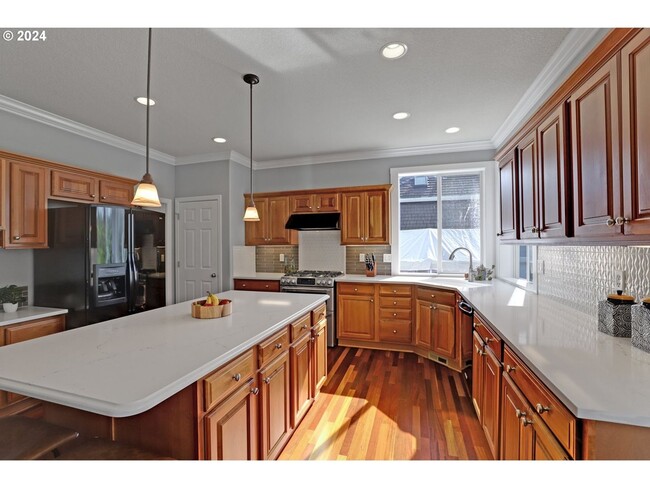Building Photo - IMMACULATE & LOVELY 5 bed, 3 bath, + huge bonus room that can serve as a 5th bedroom, 2 car garage