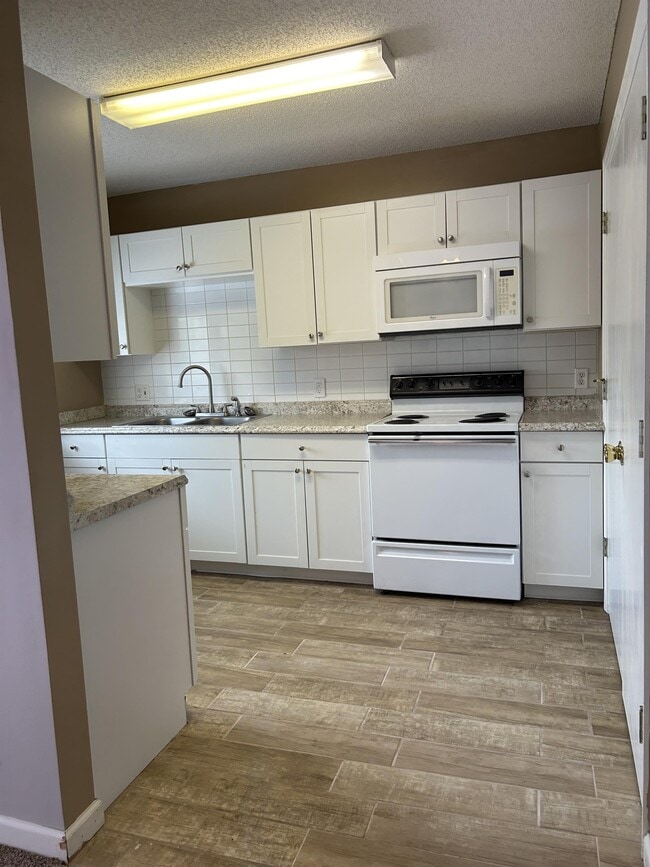 Building Photo - 100 Myrtle Greens Dr