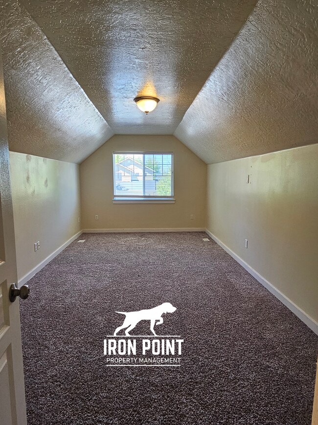 Building Photo - 3bed/2bath w/3 car garage, upstairs bonus room, vaulted ceilings, & fenced yard.