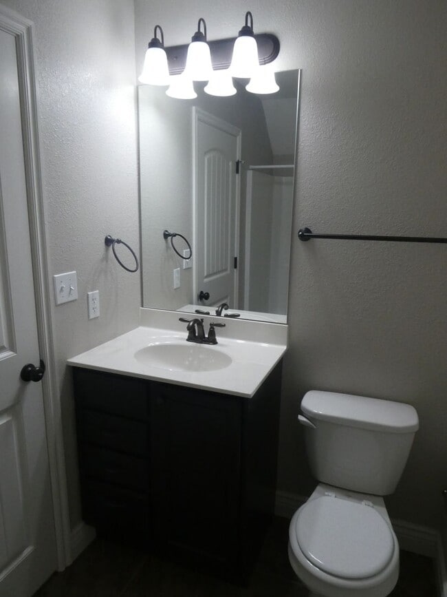 Building Photo - Two-story cottage with 3 bedrooms and 2-1/...