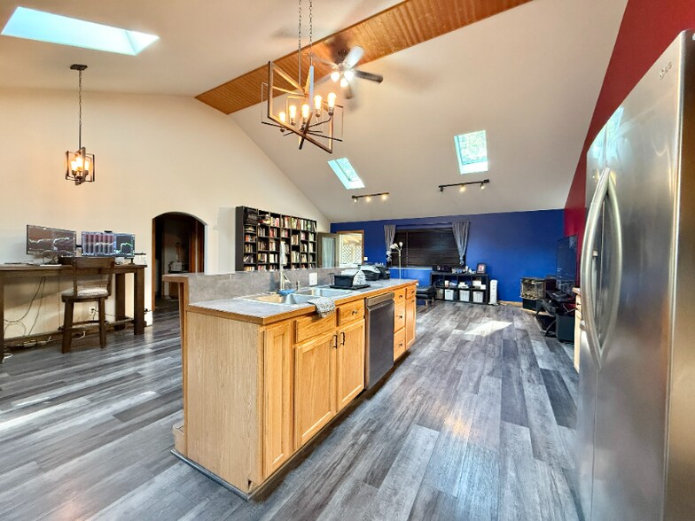 Building Photo - 204 4th St W