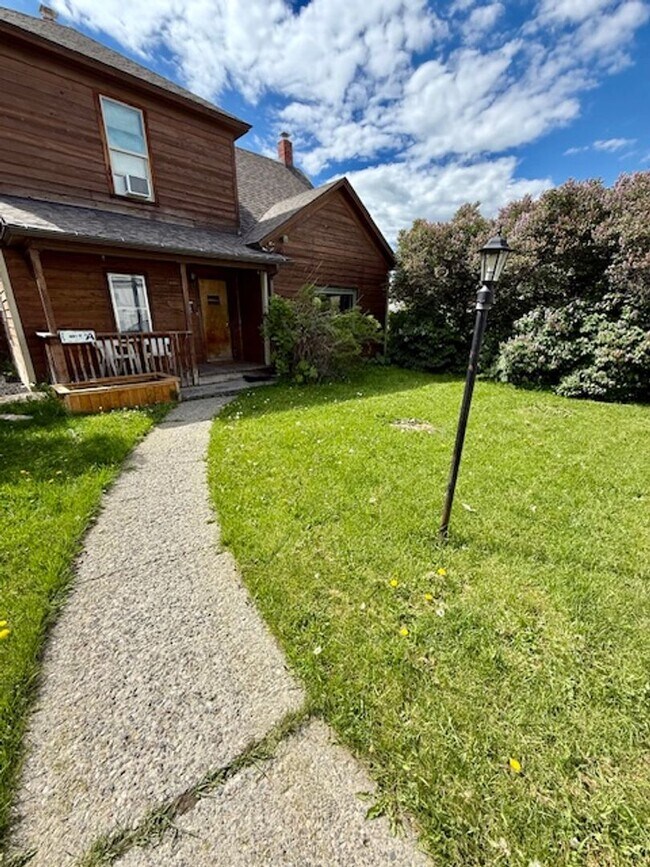 Building Photo - 3 Bedroom, 1 Bath Apartment for Rent - Clo...