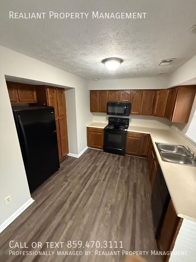 Building Photo - 221 Tanbark Dr