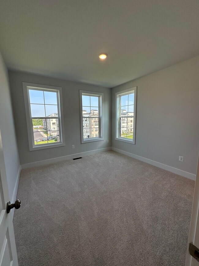 Building Photo - For Rent: Luxurious Short Pump Condo at Gateway Square - $3,200/Month.