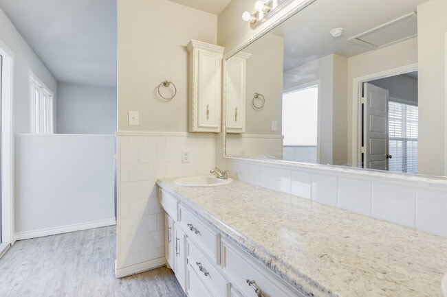 Building Photo - Two Story, 2 Bed / 1.5 Bath Duplex with Mo...