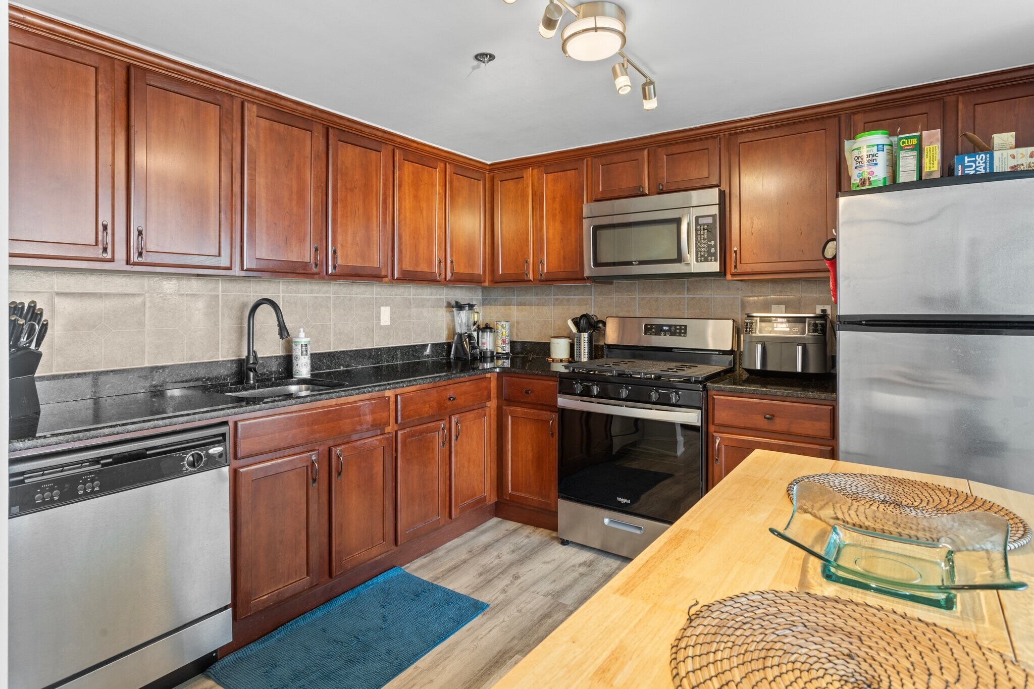 Building Photo - 250 E Harbortown Dr
