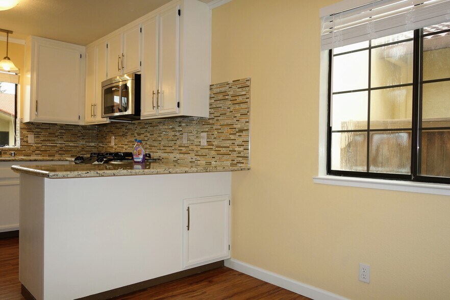 Building Photo - 983 Hacienda Circle