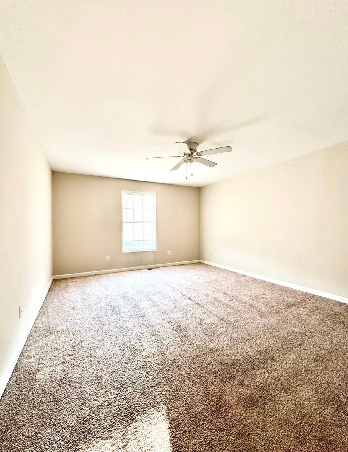 Building Photo - 586 Hampton Way
