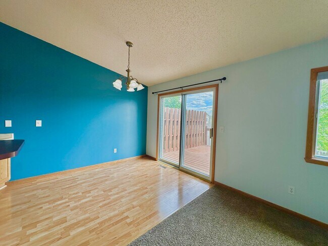 Building Photo - 3 Bed, 2 Bath Twinhome!