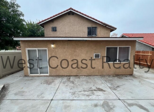 Building Photo - ***COMING SOON*** Spacious 4 bedroom 2.5 B...
