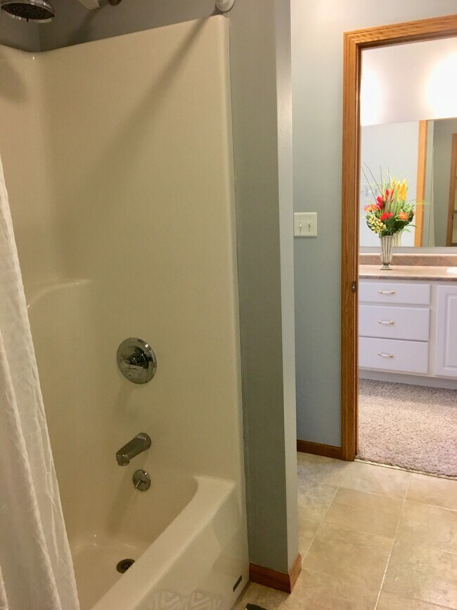 Building Photo - 5306 Meadowlark Ln