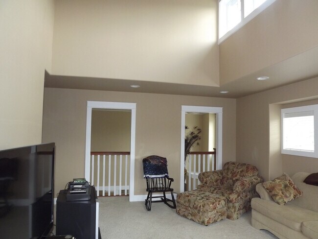 Building Photo - Gorgeous 3 bedroom, 2.5 bath in "Eagle Hei...
