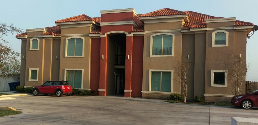 Building Photo - 1216 E Pine Ridge Ave