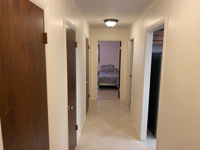 Building Photo - Family and pet friendly ANNUAL LEASE just ...