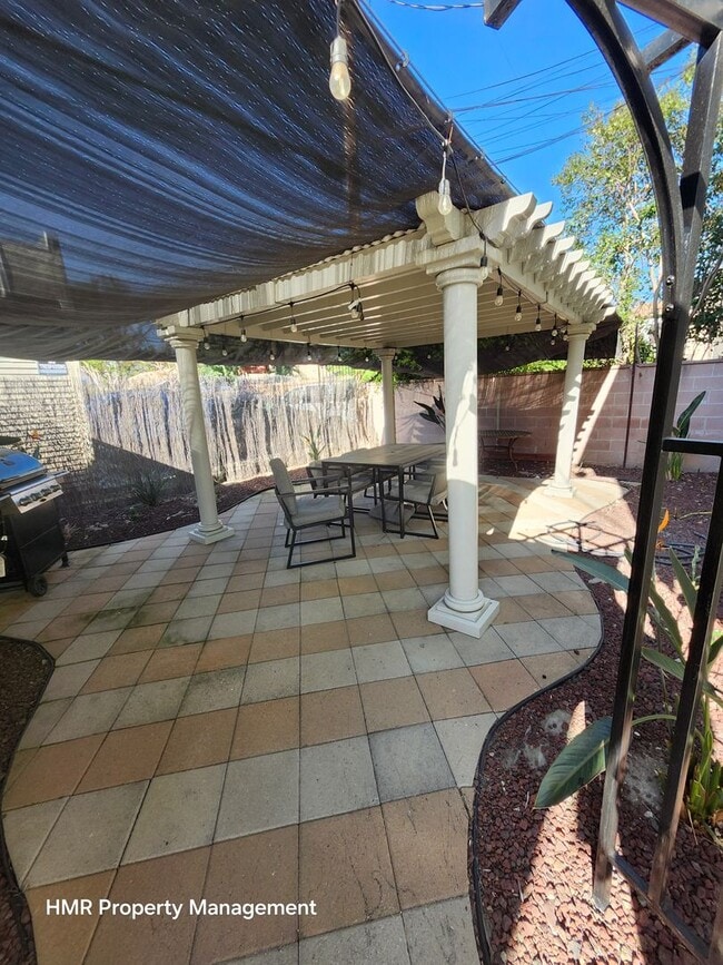 Building Photo - Beautilful 1-bedroom Upstairs Apartment in Pomona