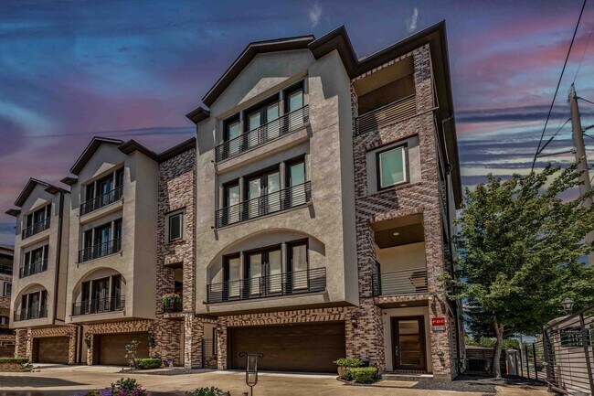 Building Photo - Luxury End Unit Rental with Elevator, Downtown Views, and Sky Deck ($150 off the second month!)