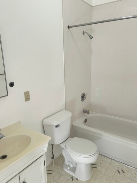 Bathroom - 454 S 500 E