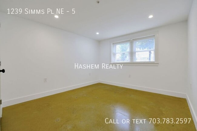 Building Photo - 1239 Simms Pl NE