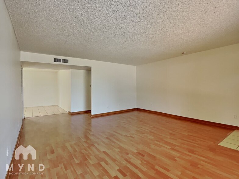 Building Photo - 7555 W Devonshire Ave